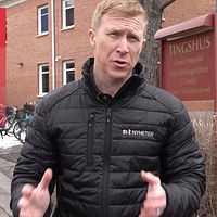SVT reporter Per-Anders Fredriksson utanför tingsrätten i Umeå