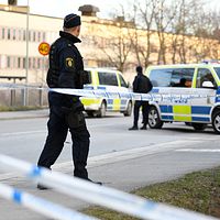 Polis på plats och polisens avspärrningar efter att en person har blivit skjuten i Skärholmen i södra Stockholm på onsdagskvällen.