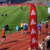 Tre tävlande hjälper en kille i mål på Stockholm Marathon