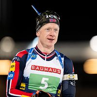 Biathlonutövare i tävlingsdräkt med nummer 5, Bauhaus-sponsor.