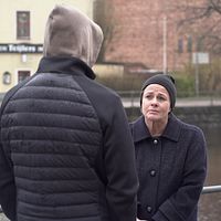 En anonym man och en kvinna står framför en å.