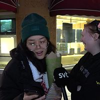 Luleåborna Malisa Songsuwan och Elina Gustavsson tittar på en bild i telefonen som SVT:s reporter Elias Paulsson visar.