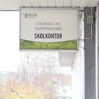 Bild på skylt som sitter på en fasad där det står ”skolkontor”