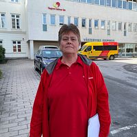 Larita Wagner, ordförande Kommunal Kalmar Län framför Västerviks sjukhus.