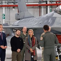 Zelenskyj tillsammans med andra framför ett F-16-plan