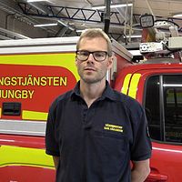 Räddningschef i Ljungby står framför Räddningstjänstbil