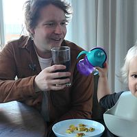 Jesper Johansson jobbar på Northvolt. Nu är han föräldraledig. Här på bild med barnet.