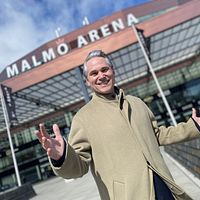 Glad volontär framför Malmö Arena