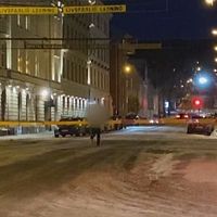 Plankorsningen vid Nybrogatan i Sundsvall där bommarna är fällda men en person ändå genar förbi när tåget ska komma