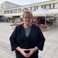 Karin Wanngård på torget i Fruängen
