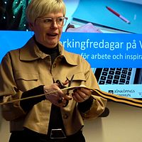 Ann-Marie Nilsson (C), kommunalråd i Jönköping klipper invigningsband. Hon har kort ljust hår, glasögon och en beige kavaj