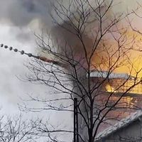 En spira på en brinnande byggnad som faller