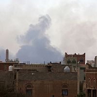 Rök stiger från byggnader i en stad efter en explosionsartad händelse.