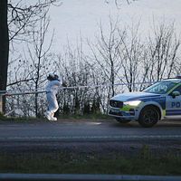 Polistekniker på väg mot polisbil vid rastplatsen Vista kulle vid E4 norr om Jönköping