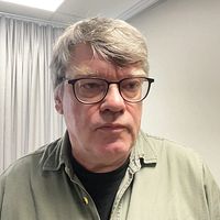 Roger Johansson (S) intervjuas i ett grått rum.