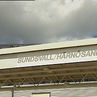 Den gamla skylten på Midlanda flygplats som aviserar att Härnösand är med och betalar.