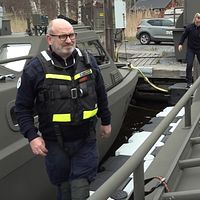 Anders Lundqvist, utbildningsansvarig på Sjövärnskåren Roslagen, ombord på en av deras båtar. Han ger sin bild av färjeolyckan vid Furusund.