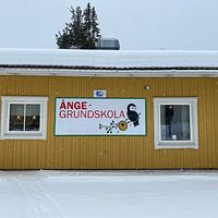 En exteriör på resursskolan Bikupan i Ånge som inryms i en tidigare förskola i centrala Ånge en gul träbyggnad med skylten Ånge grundskola på