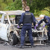 Polisens tekniker undersöker om det är nått samband mellan en utbränd bil i Skärholmen och mordet i Fruängen
