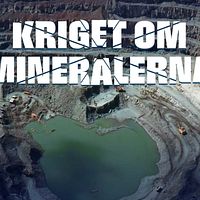 Flygfoto av en gruva med text ”Kriget om mineralerna” över bilden.