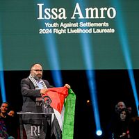 Issa Amro  tar emot pris från Right Livelihood.