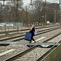 En kvinna med tung resväska korsar spåren vid stationen Örebro södra där tre personer miste livet i en olycka på onsdagskvällen