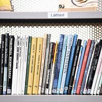 Bilder på biblioteksböcker.