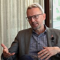 Henrik Frindberg, miljödirektör i Helsingborg intervjuas om klimatplanen.