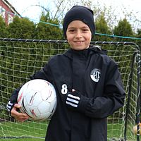 pojke med fotboll i handen