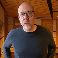 man, skallig, i blå tröja