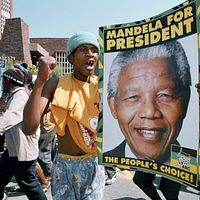 Nelson Mandela skylt hålls upp 1994.