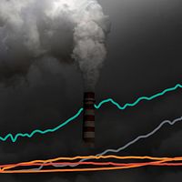 Grafik över utsläppen över en mörk bild på en skorsten som släpper ut rökmoln