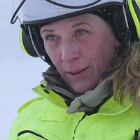 Närbild på glaciärforskaren Nina Kirchner klädd i hennes arbetskläder och hjälm.