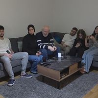 Lundafamiljen sitter tillsammans och tittar på TV.