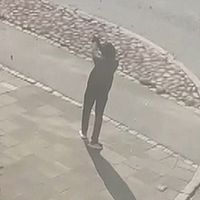 En man siktar en pistol på öppen gata i Eslöv.