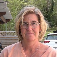 Camilla Andersson, områdeschef för primärvården i Skellefteå i rosa tröja.