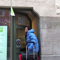 Kvinna i vinterjacka går ut från Equals kontor