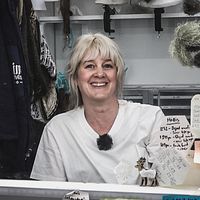 Anna Carin Lock från Gustafs i Dalarna är perukmakare och maskör vid produktionen av den nya TV-serien om Ronja Rövardotter.