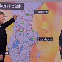 Man pekar på karta över trafiken i Sverige under påsk.