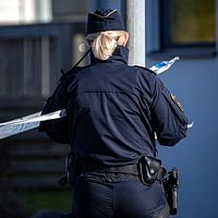 En bild på en polis som spärrar av ett område.