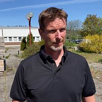 Roger Westerlund är områdesdirektör på Region Västernorrland och ansvarig för vården på Sundsvalls sjukhus. Han står utanför sjukhuset och är bekymrad över bemanningsläget inför sommaren.
