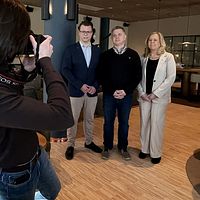 Johan Falk Andersson (C) och Birgitta Häggkvist (VI) bredvid utredaren Lars Brånn. De fotas av en fotograf.