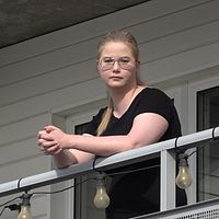 Mikaela Mikkiz Larsson på sin balkong i Umeå