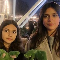 Två tjejer står med Lisebergskaniner i händerna.