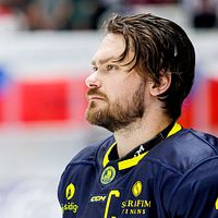 Ishockeyspelare i Tre Kronors blå-gula matchtröja med C och nummer 4 på bröstet.