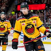 Två ishockeyspelare från Luleå HF i gula tröjor på isen under en match.