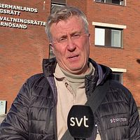 Patric Sellén framför Ångermanlands timgsrätt.