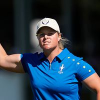 Caroline Hedwall i blå pikétröja firar med höjd knuten näve.