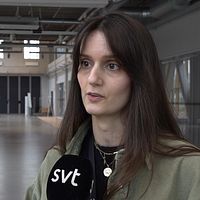 Nathalie Bruno, pressansvarig på Northvolt Labs intervjuas av SVT i en ljus, industriell byggnad.