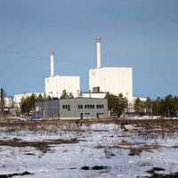 Kärnkraftverk med två reaktorer i snötäckt landskap.